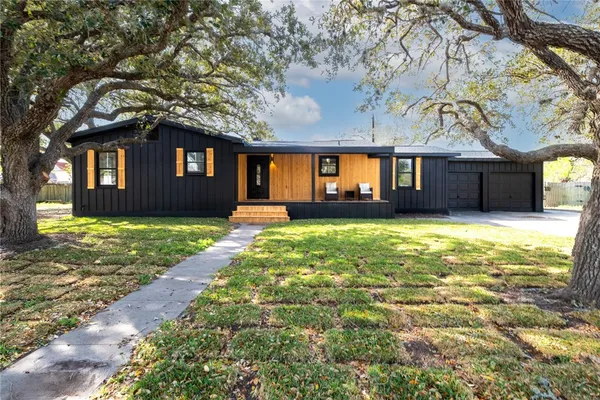$425,000 | 1012 East Main Street, Sinton, TX 78387