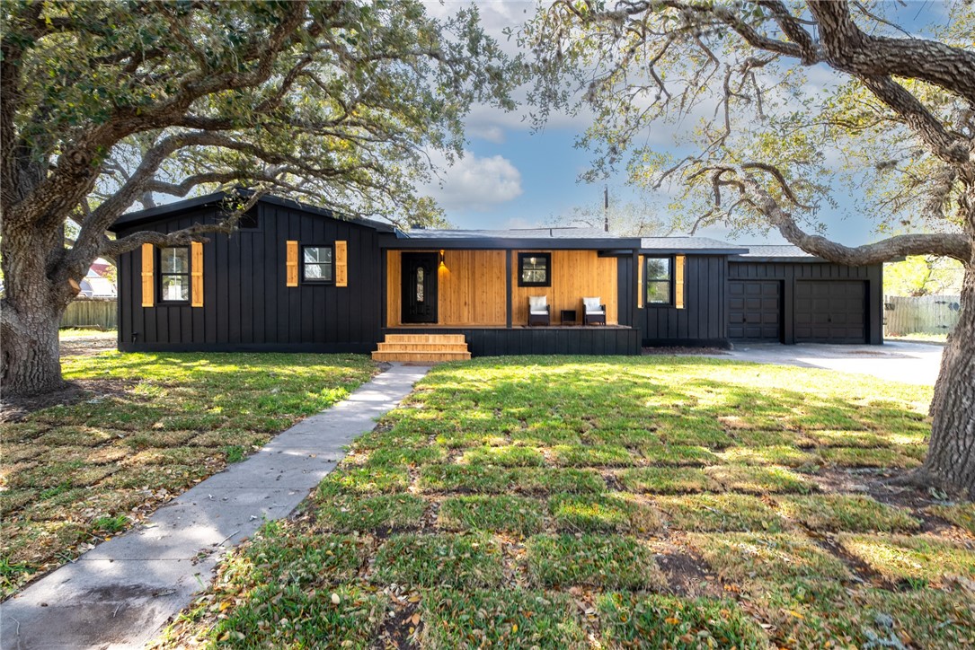 1012 East Main Street Sinton, TX 78387 - Photo 1 of 34