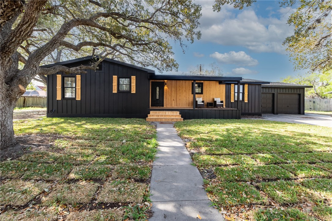1012 East Main Street Sinton, TX 78387 - Photo 2 of 34