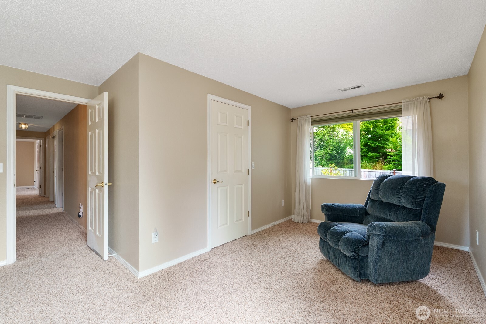 32738 6th Avenue Southwest Federal Way, WA 98023 - Photo 24 of 40 a living room with furniture and a window