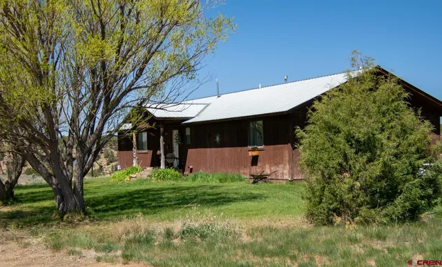 a view of a house with a yard