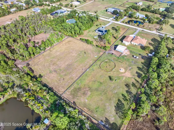 a view of a garden with lawn chairs