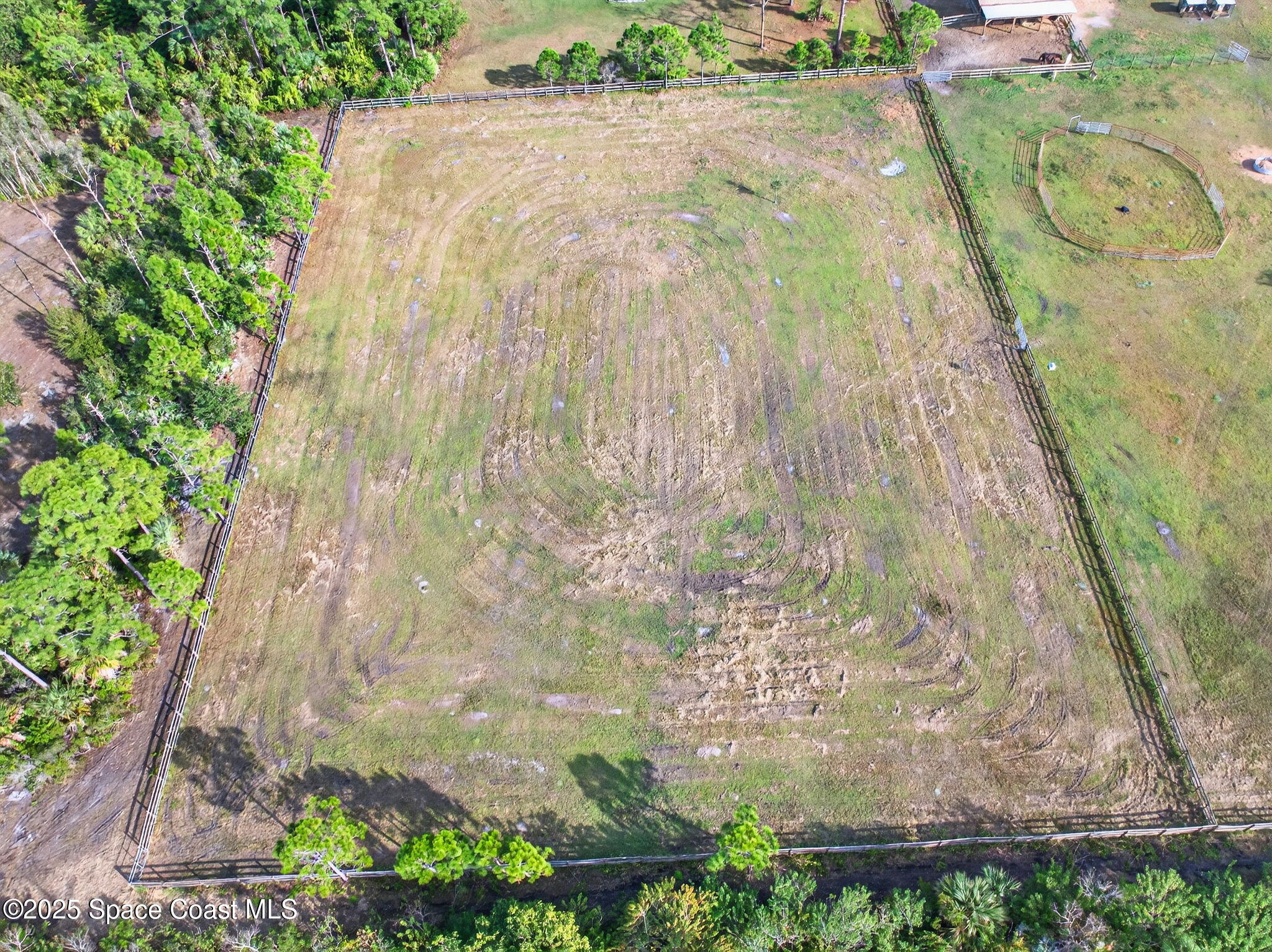 2740 Waring Lane Malabar, FL 32950 - Photo 20 of 98 a backyard of a house with lots of green space