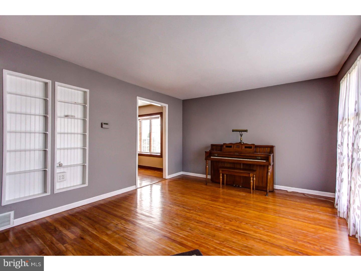 363 Parry Road Warminster, PA 18974 - Photo 7 of 25 Living Room