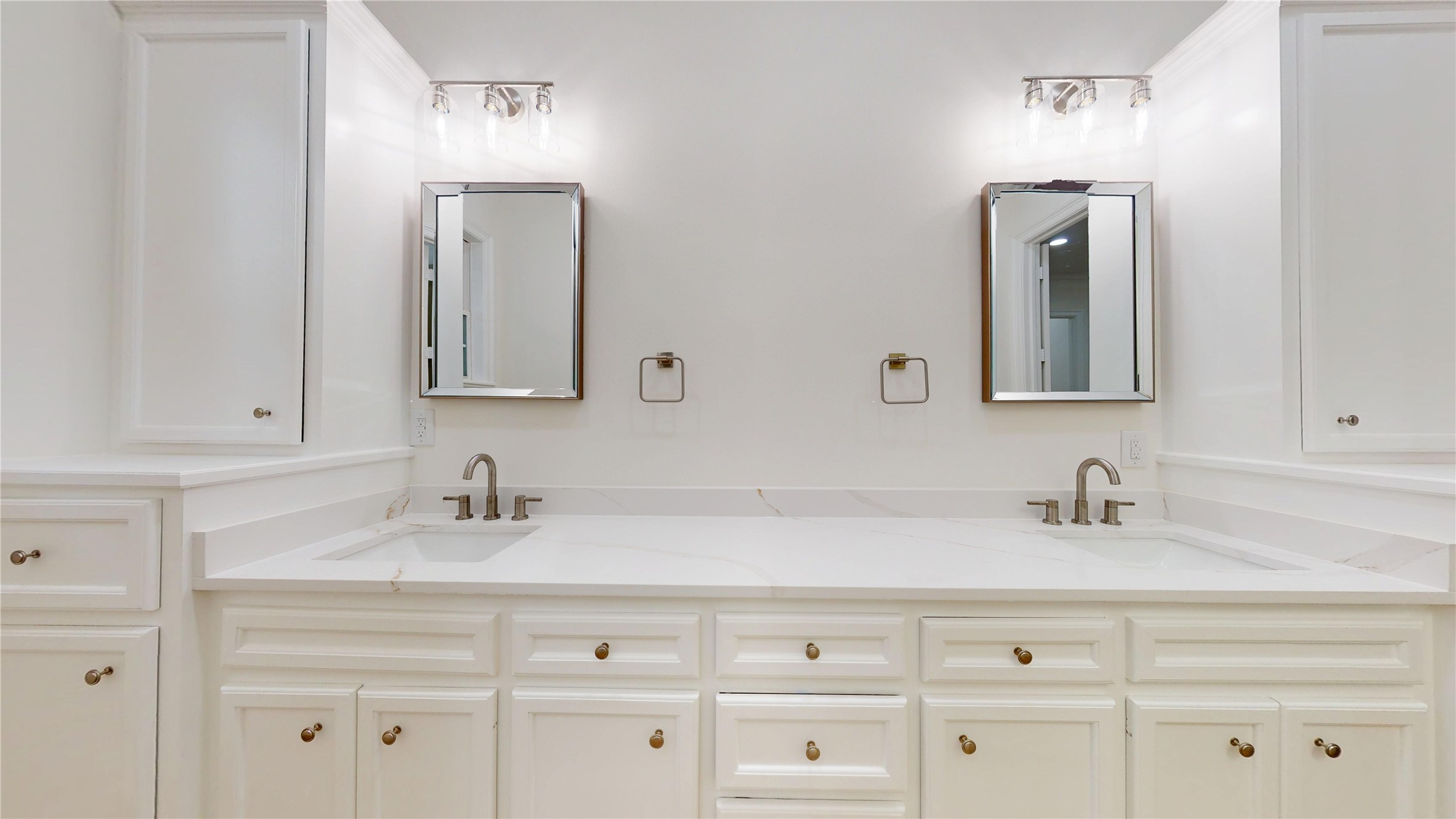 4050 Dumbarton Street Houston, TX 77025 - Photo 32 of 48 Remodeled Primary Suite Bathroom.