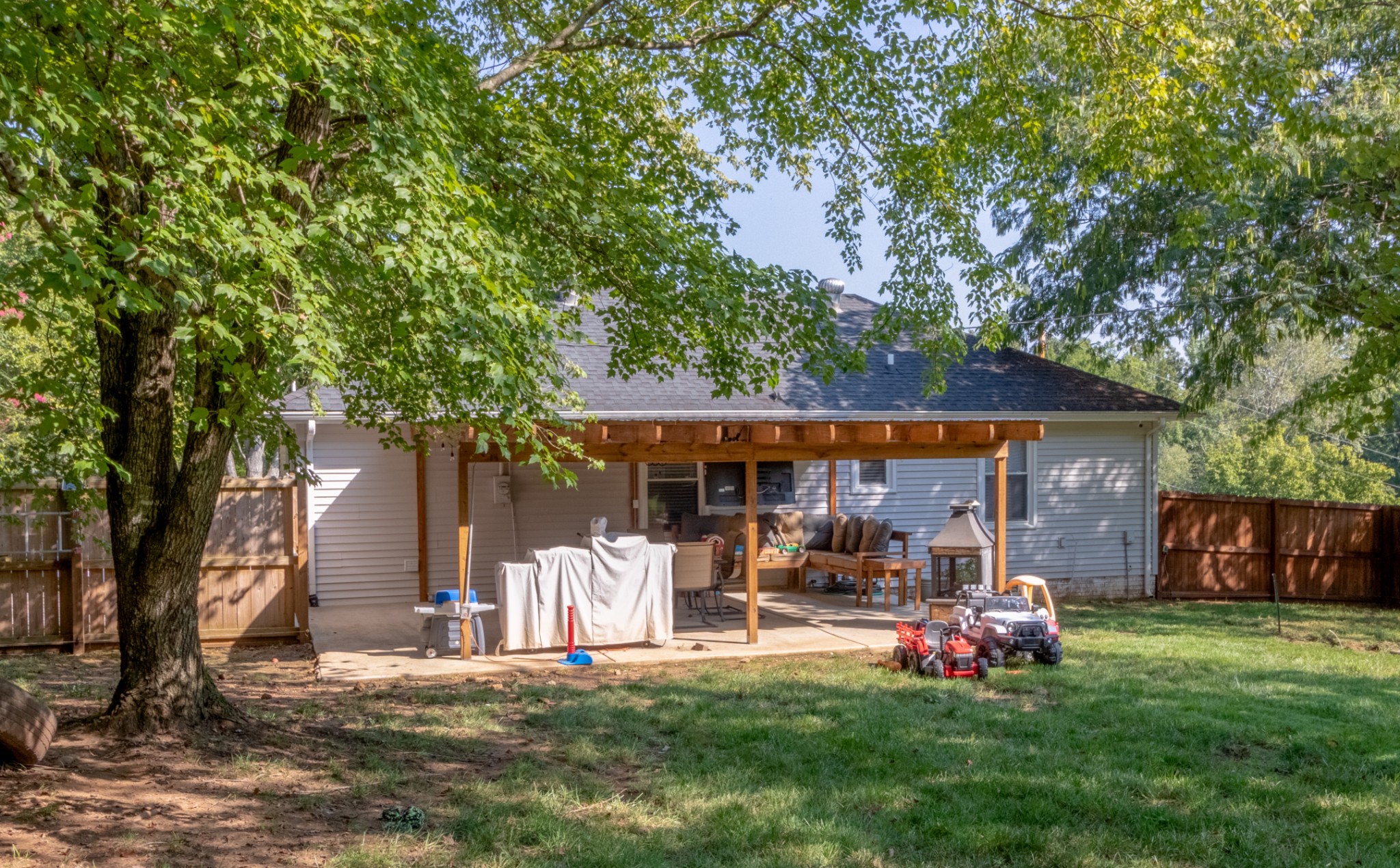 720 Dean Road Clarksville, TN 37040 - Photo 32 of 33 a front view of a house with garden and trees