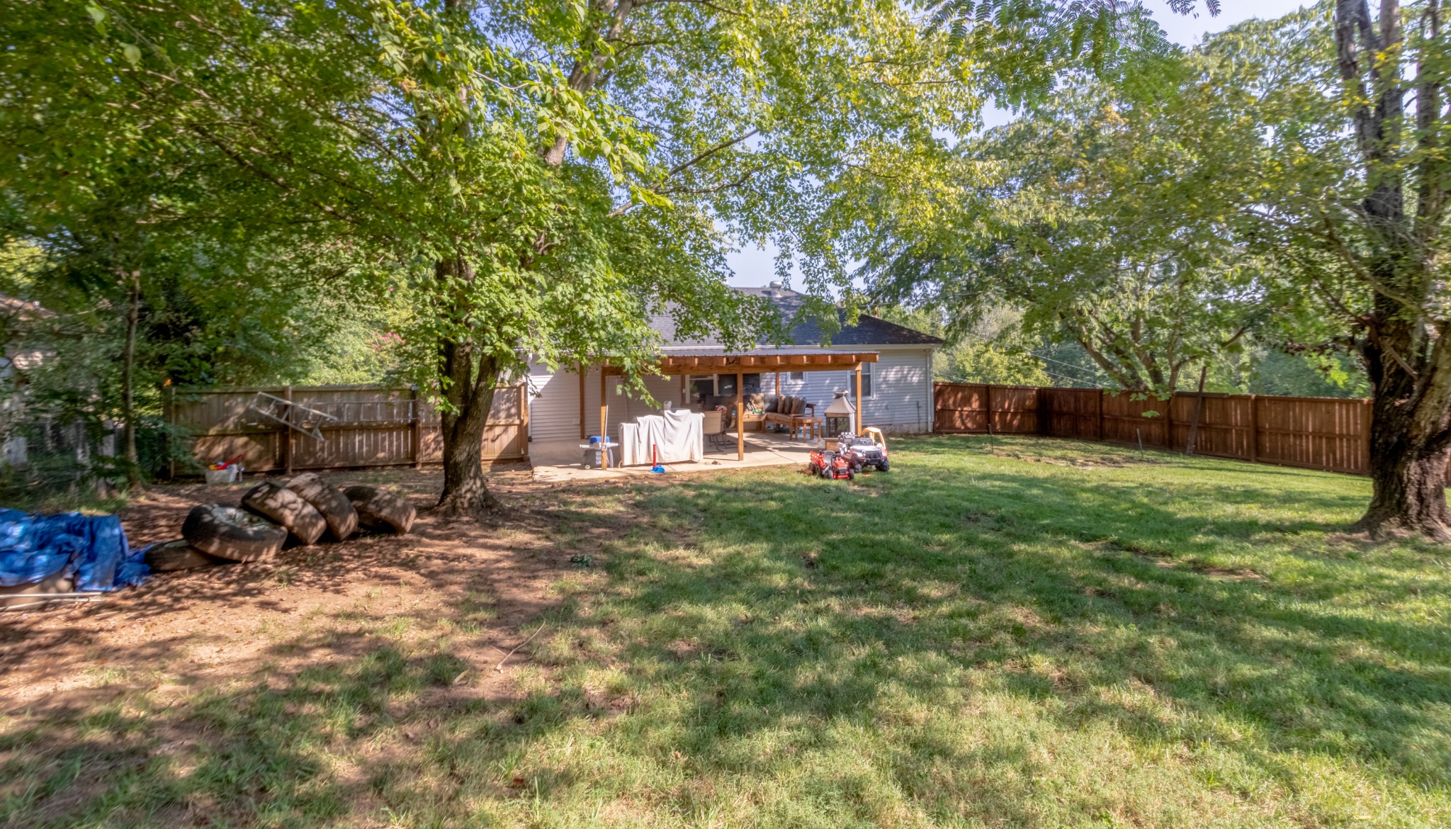 720 Dean Road Clarksville, TN 37040 - Photo 33 of 33 a view of backyard with table and chairs and a large tree