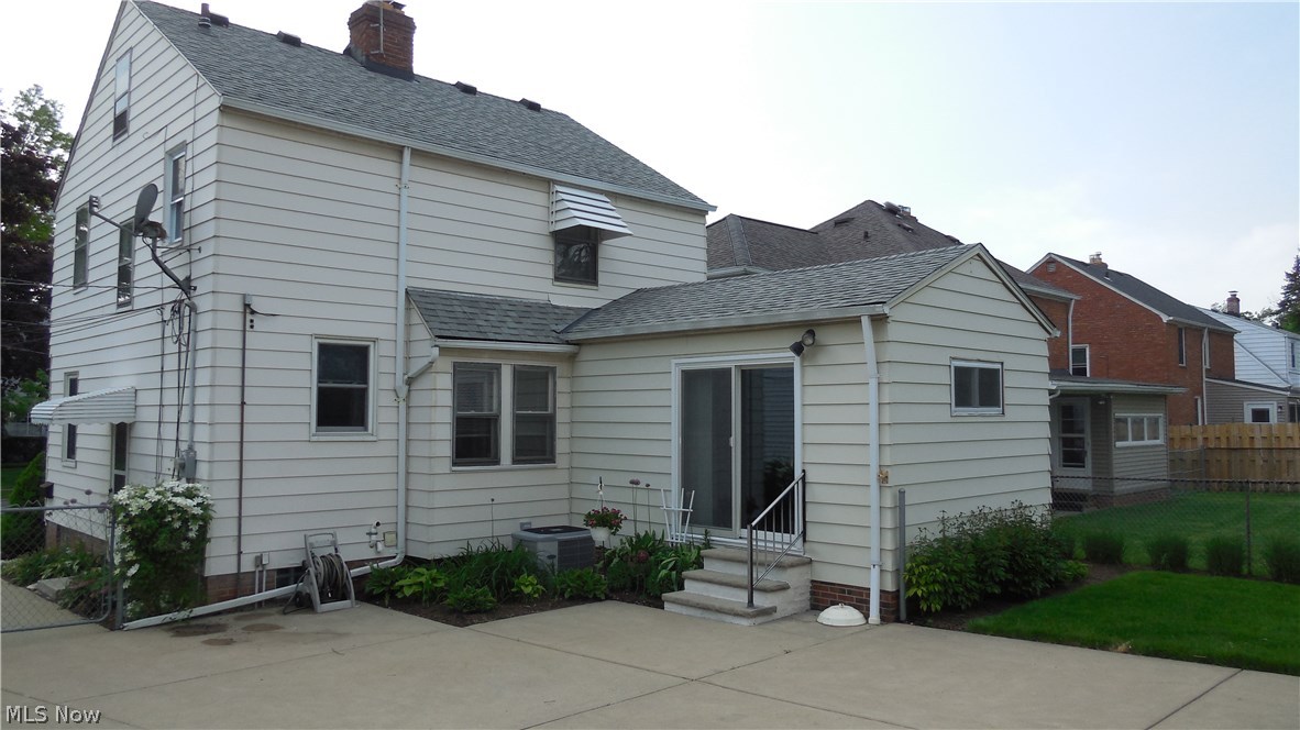 1359 Gordon Road Lyndhurst, OH 44124 - Photo 2 of 23