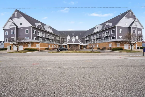 $459,900 | 917 West Savidge Street, Unit 38, Spring Lake, MI 49456