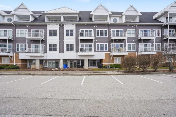$459,900 | 917 West Savidge Street, Unit 38, Spring Lake, MI 49456