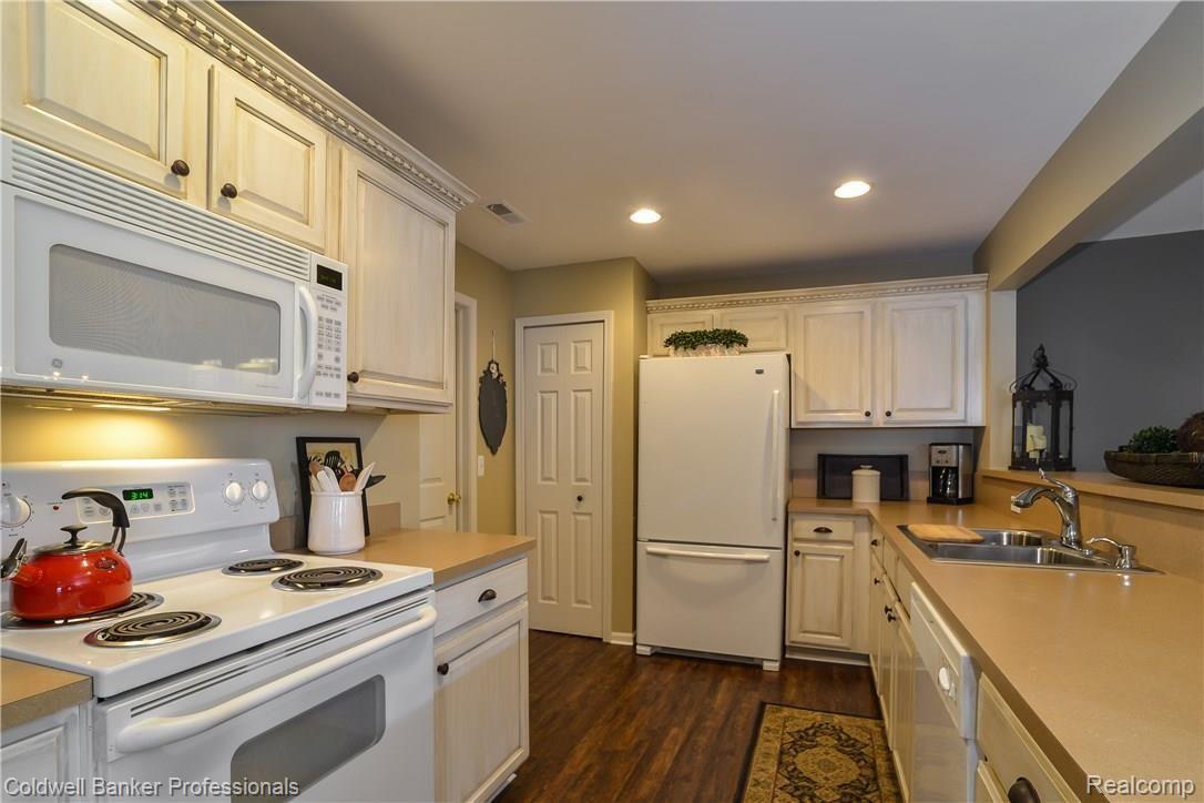 1940 Flagstone Circle, Unit 95 Rochester, MI 48307 - Photo 11 of 33 011-Kitchen-4271010-large.jpg