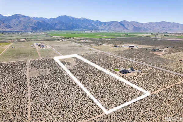 a view of a back yard