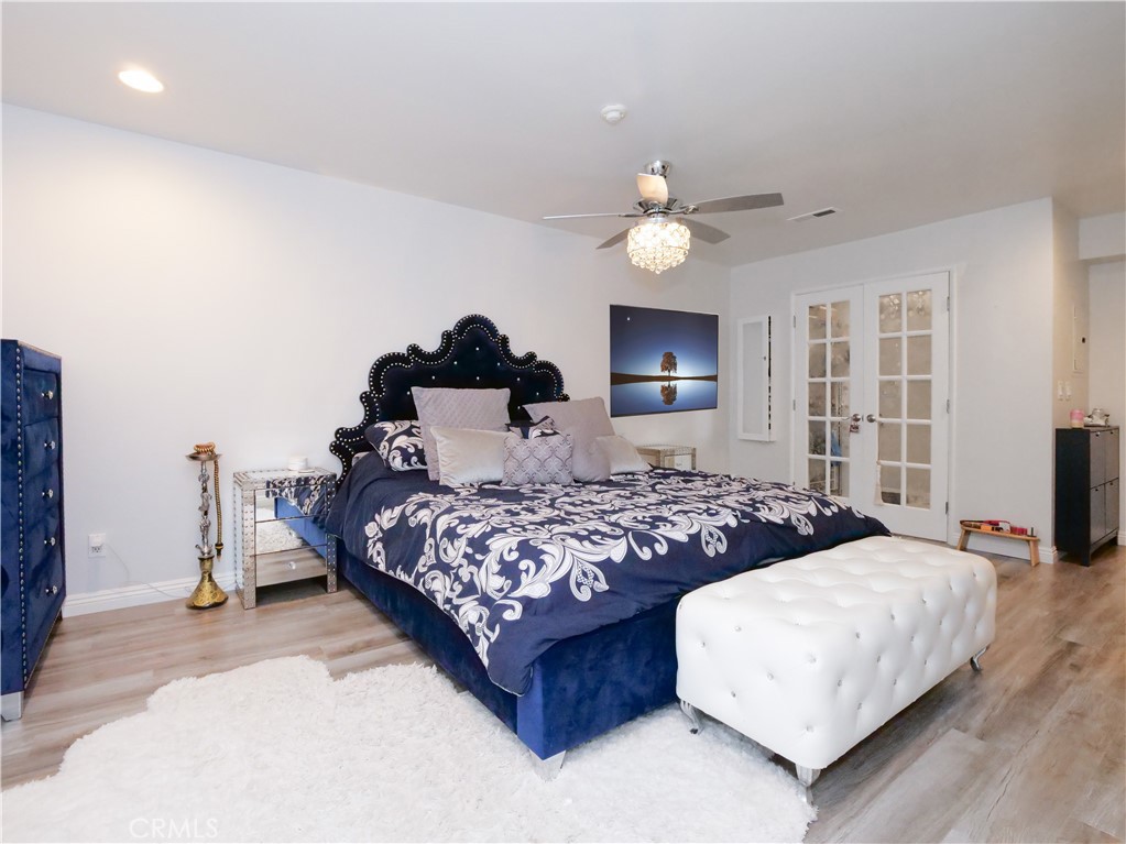 736 Gould Avenue, Unit 26 Hermosa Beach, CA 90254 - Photo 18 of 39 a bedroom with a large bed and window