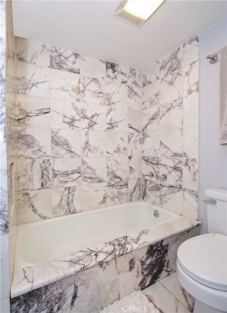 736 Gould Avenue, Unit 26 Hermosa Beach, CA 90254 - Photo 27 of 39 a bathroom with a bathtub and toilet