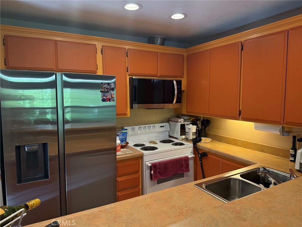 7890 East Spring Street, Unit 17P Long Beach, CA 90815 - Photo 2 of 10 KITCHEN