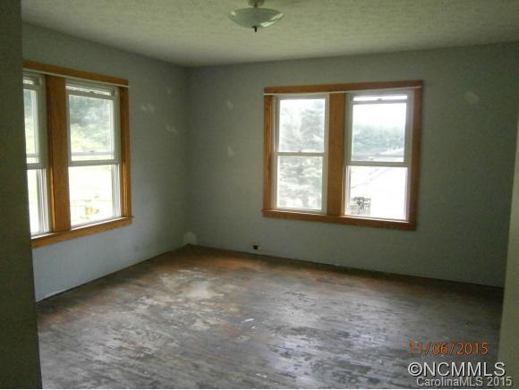 600 Wilson Branch Road Canton, NC 28716 - Photo 11 of 24 an empty room with a window