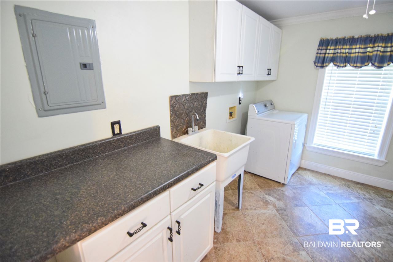 7851 Cuss Fork Road Wilmer, AL 36587 - Photo 9 of 16 laundry room