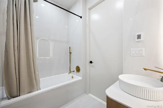 $1,099,000 | 31-16 21st Street, Unit 3A | Astoria