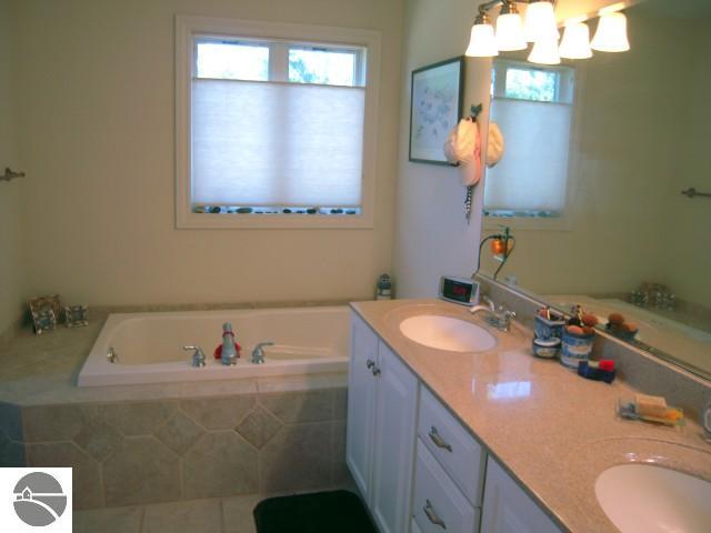4301 Holiday Road Traverse City, MI 49686 - Photo 11 of 25 1737287-10.JPG