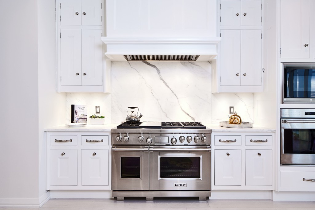 1 Franklin Street, Unit PH4E Boston, MA 02110 - Photo 5 of 30 a stove top oven sitting inside of a kitchen