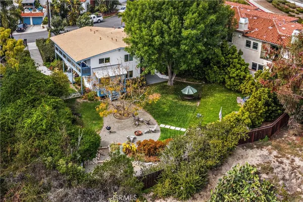 an aerial view of a house with yard swimming pool and outdoor seating