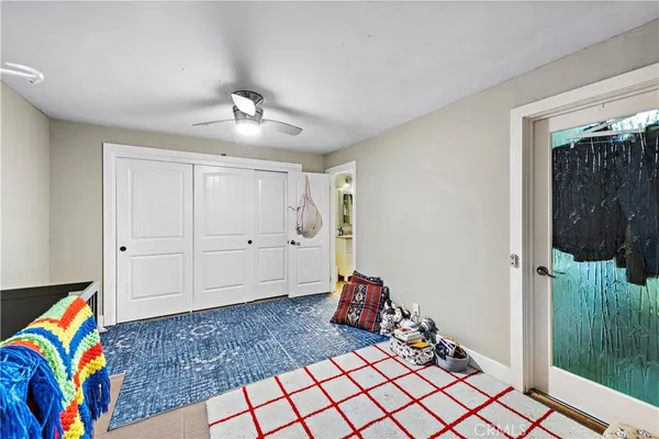 a view of an entryway with workspace