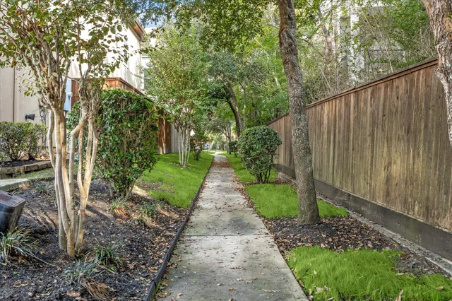 a view of a pathway with a pathway