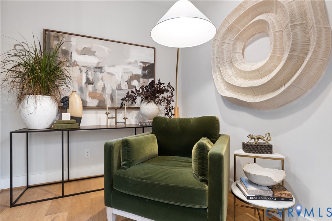 8632 Cherokee Road Richmond, VA 23235 - Photo 5 of 34 a living room with furniture and a chandelier