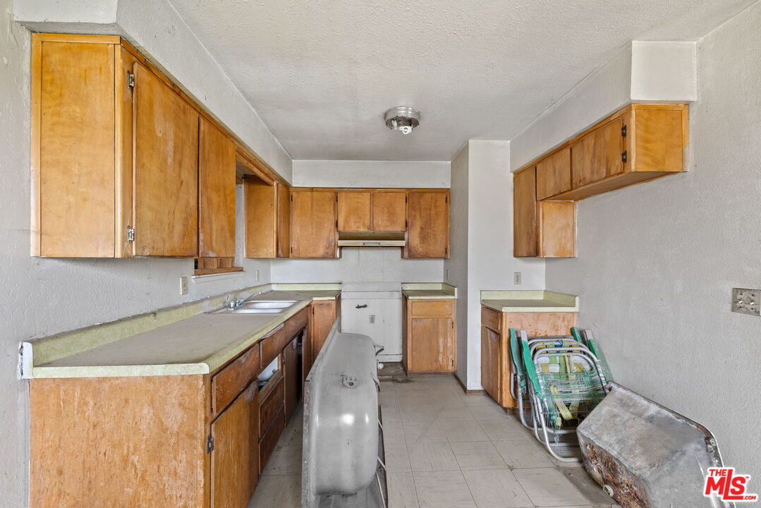 1112 Valencia Avenue Delano, CA 93215 - Photo 20 of 55 a utility room with sink dryer and washer