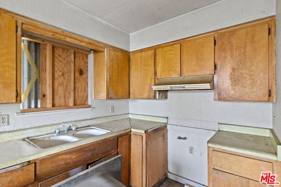 1112 Valencia Avenue Delano, CA 93215 - Photo 21 of 55 a bathroom with a sink and a window