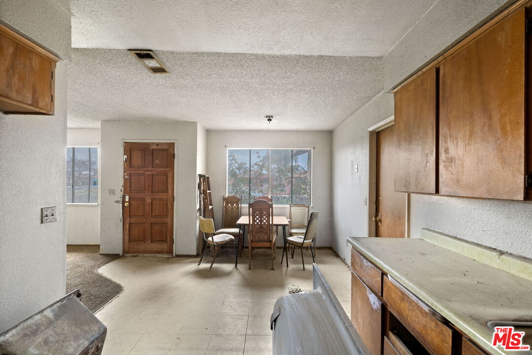 1112 Valencia Avenue Delano, CA 93215 - Photo 22 of 55 a living room with furniture