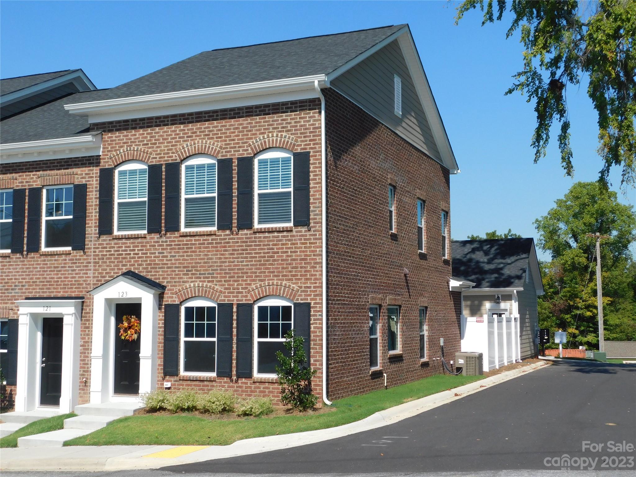 123 East Pine St  