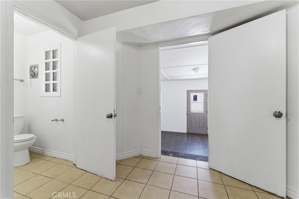 44509 Date Lancaster, CA 93534 - Photo 6 of 20 a bathroom with a toilet and a shower