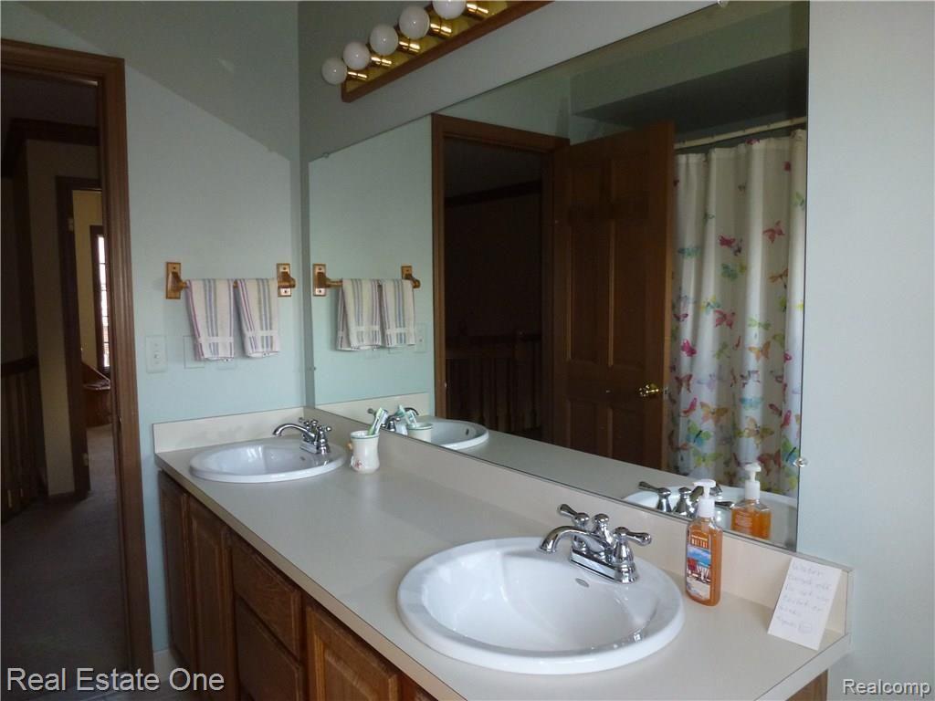 539 Shellbourne Drive Rochester, MI 48309 - Photo 34 of 37 Lots of Room in this Bath