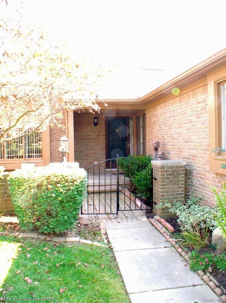 2211 London Bridge Drive, Unit 86 Rochester, MI 48307 - Photo 1 of 26 Entry.jpg