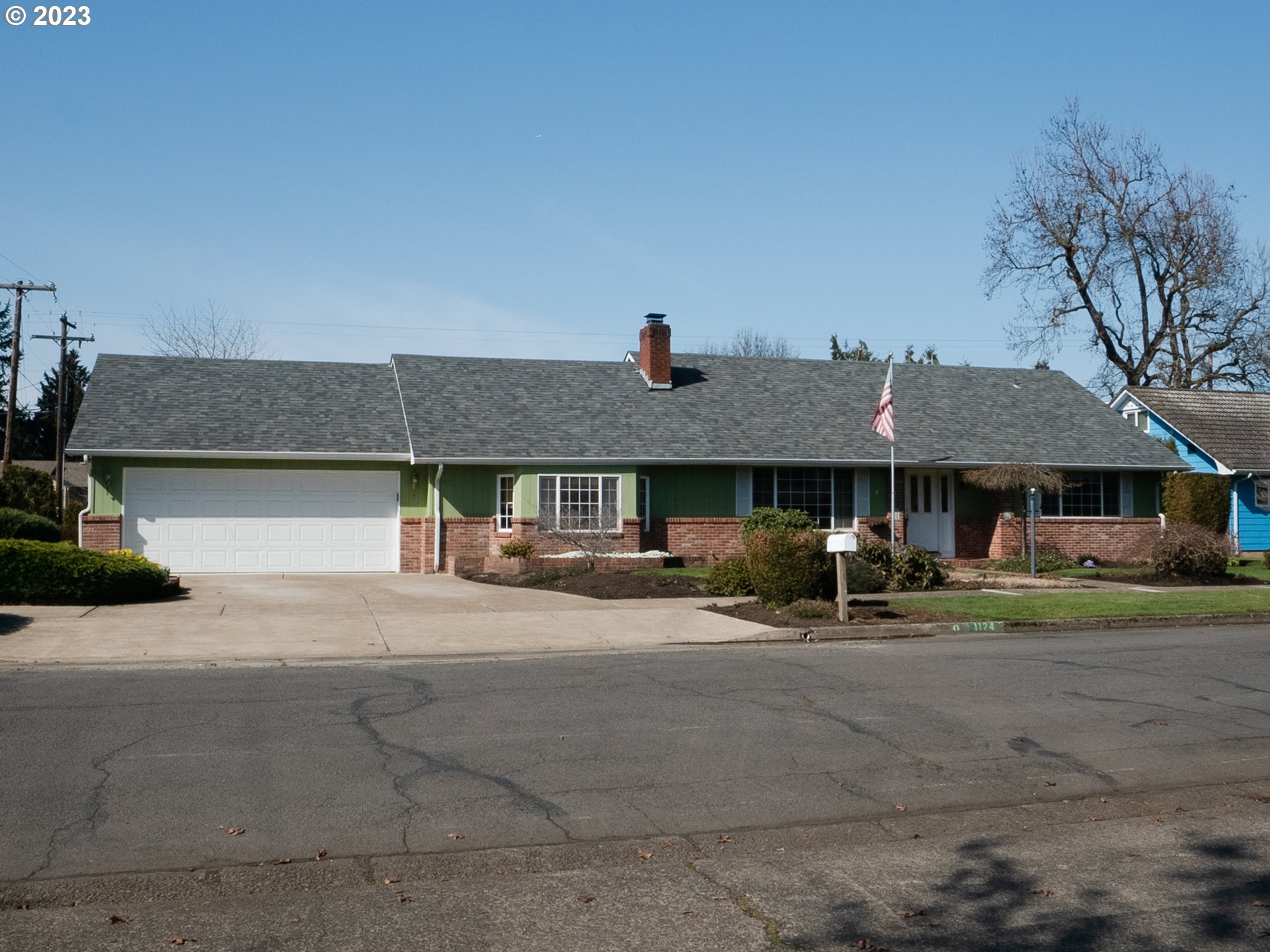 1124 President Street Eugene, OR 97401 - Photo 1 of 26 a front view of a house with garden