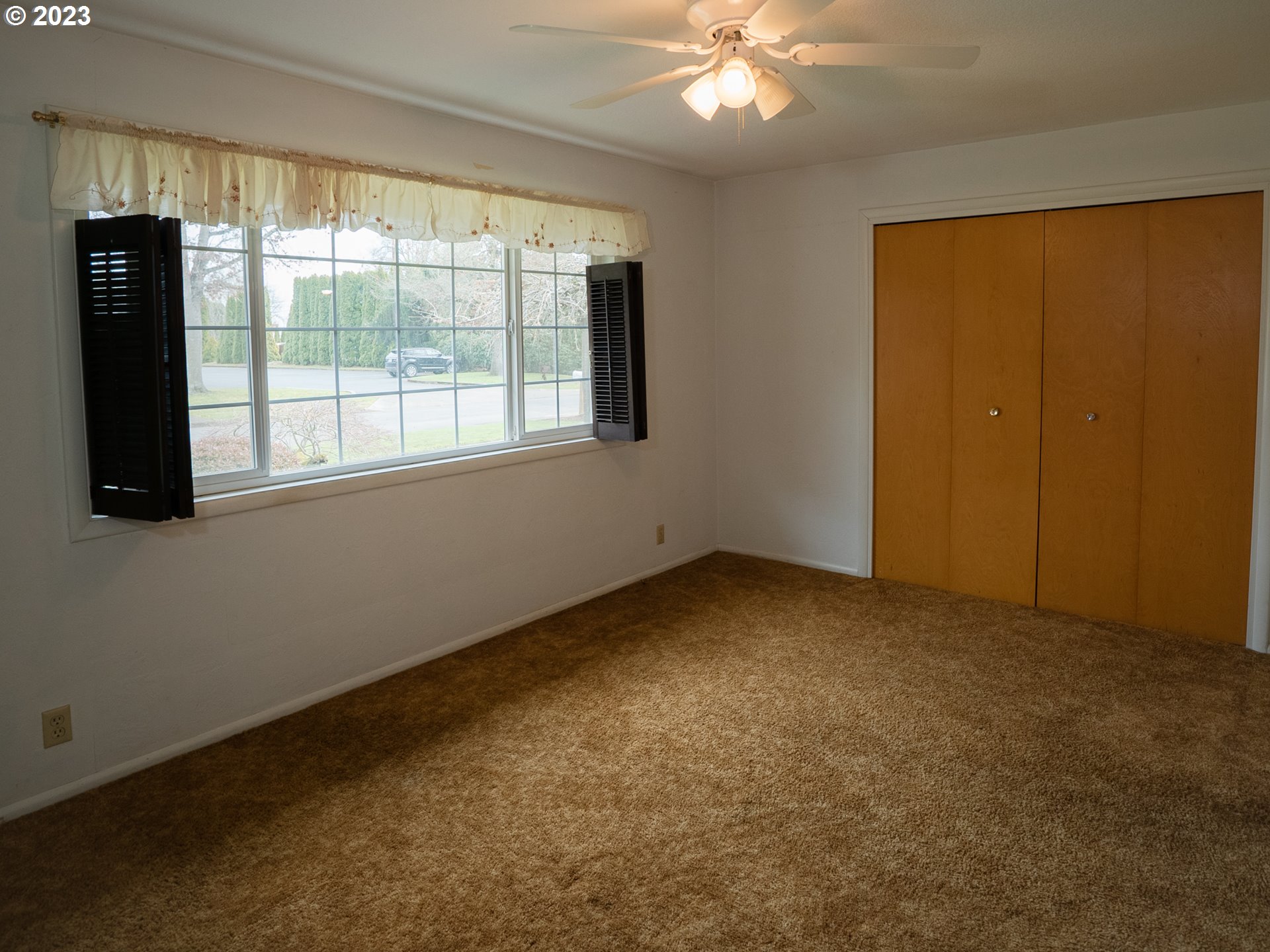 1124 President Street Eugene, OR 97401 - Photo 17 of 26 an empty room with a window