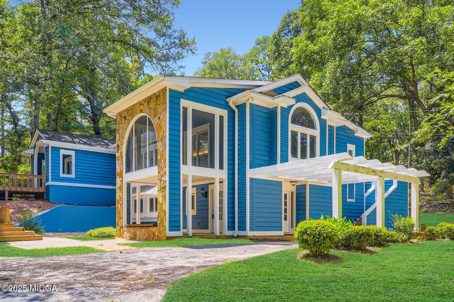 545 North Pine Hill Road Griffin, GA 30223 - Photo 2 of 39 a front view of a house with a yard