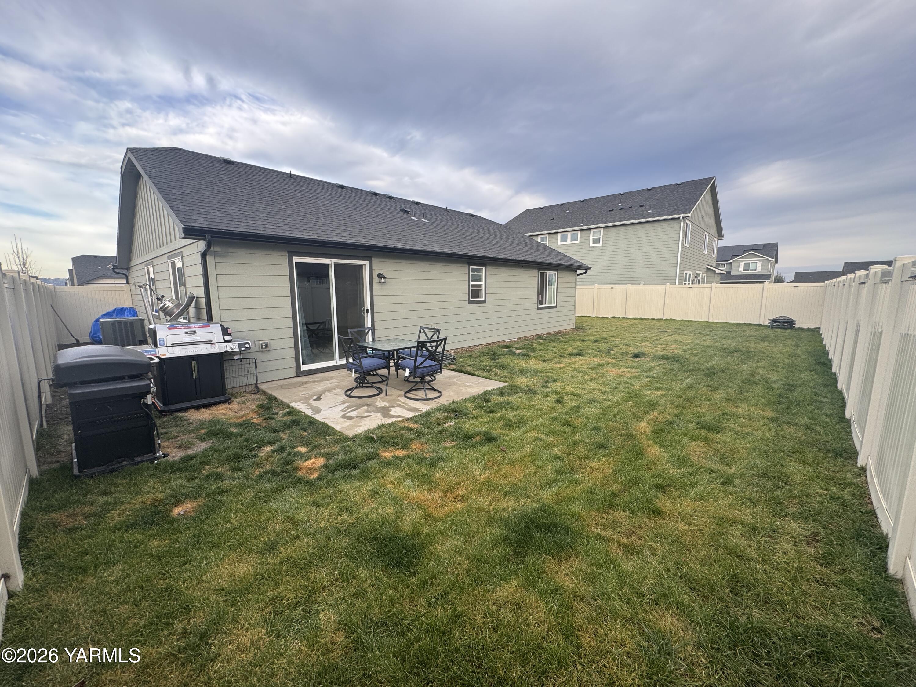 6104 Whitman Avenue Yakima, WA 98903 - Photo 18 of 19 a view of a livingroom with furniture