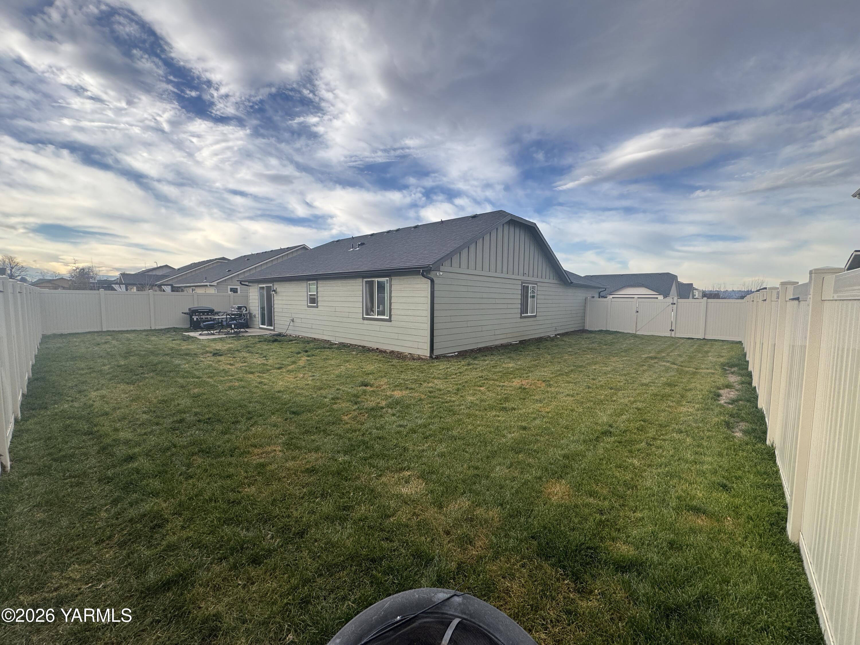 6104 Whitman Avenue Yakima, WA 98903 - Photo 19 of 19 a view of a backyard of the house