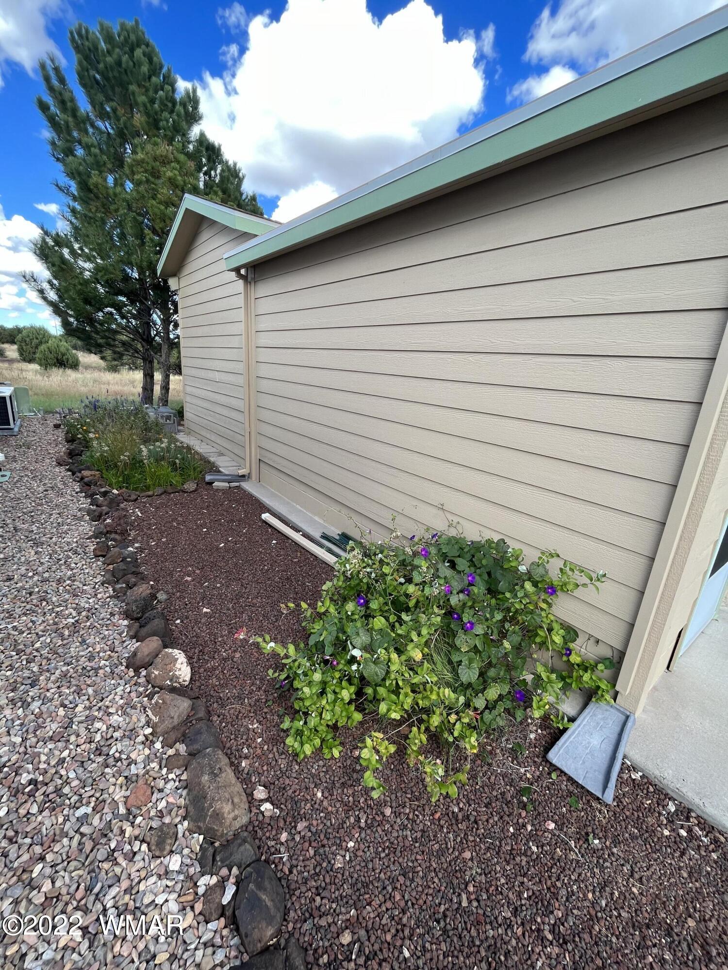 1860 Reel Way, Unit 471 Show Low, AZ 85901 - Photo 26 of 28 a view of a backyard with plants