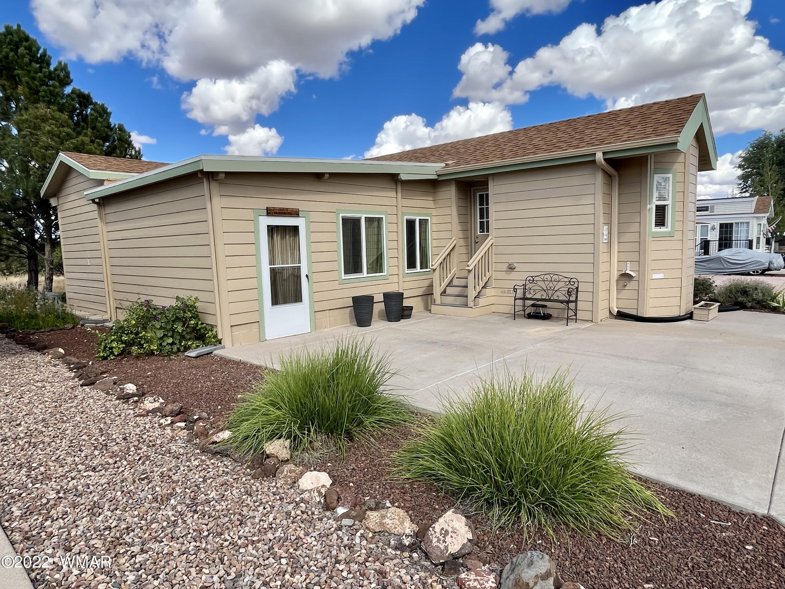 1860 Reel Way, Unit 471 Show Low, AZ 85901 - Photo 4 of 28 a front view of a house with garden