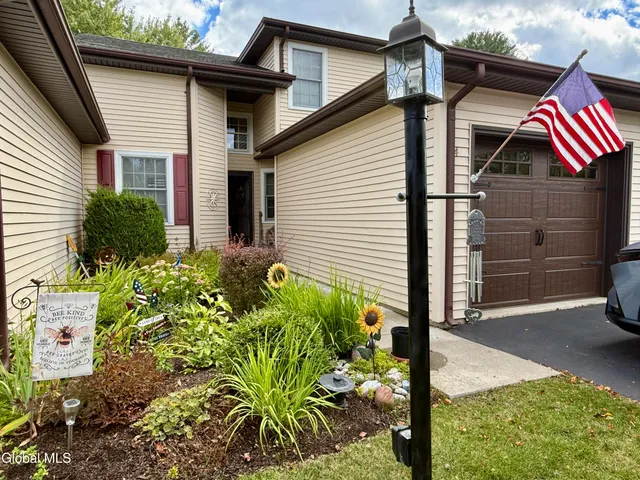 $325,000 | 4 Gentry Lane, Queensbury, NY 12804