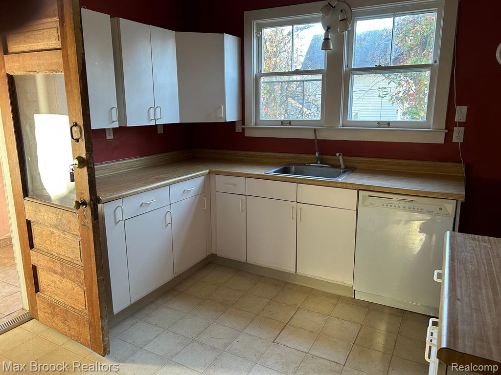 365 West Iroquois Road Pontiac, MI 48341 - Photo 6 of 15