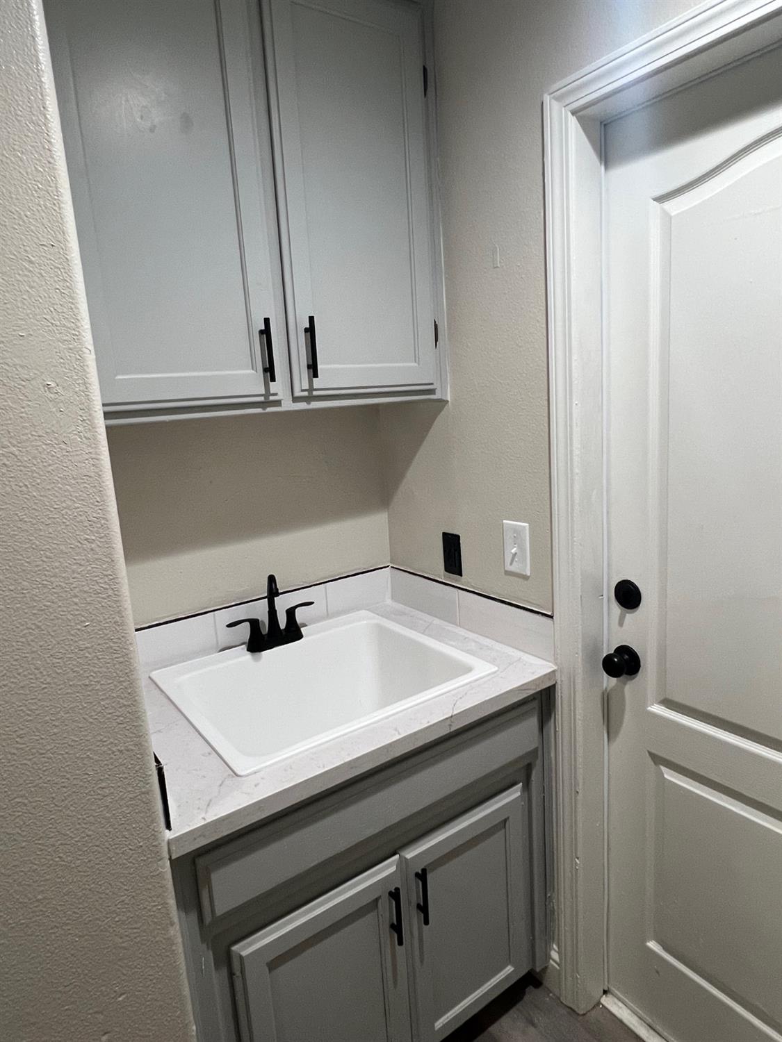 5930 West Birch Avenue Fresno, CA 93722 - Photo 13 of 32 a utility room with dryer and washer
