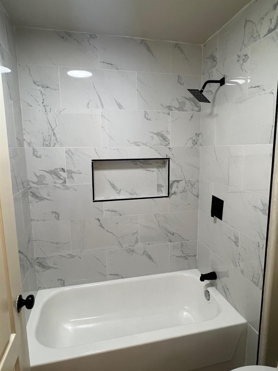 5930 West Birch Avenue Fresno, CA 93722 - Photo 24 of 32 a bathroom with a bathtub