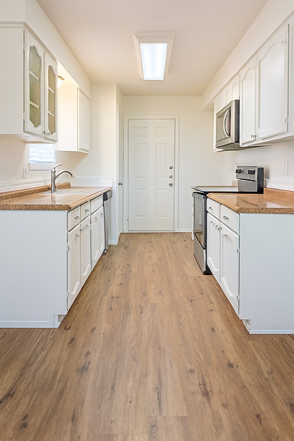 2706 Mayflower Landing Court Webster, TX 77598 - Photo 9 of 22 Kitchen-new flooring, natural light, SS appliances