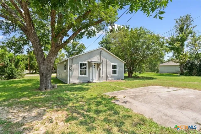 a view of a house with a yard