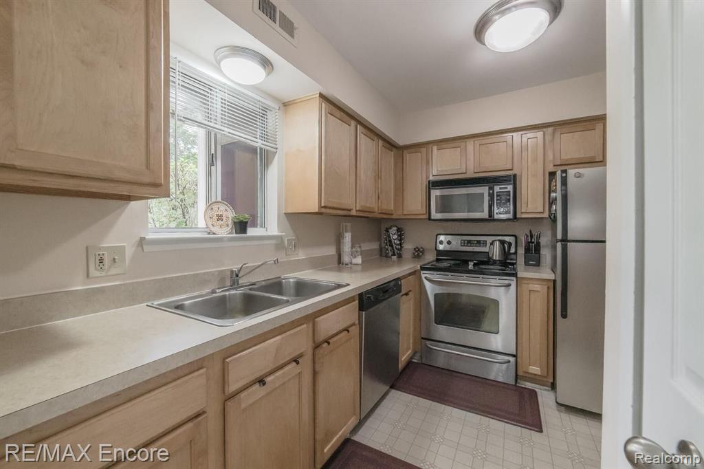 1510 Porter Circle Rochester Hills, MI 48307 - Photo 11 of 28