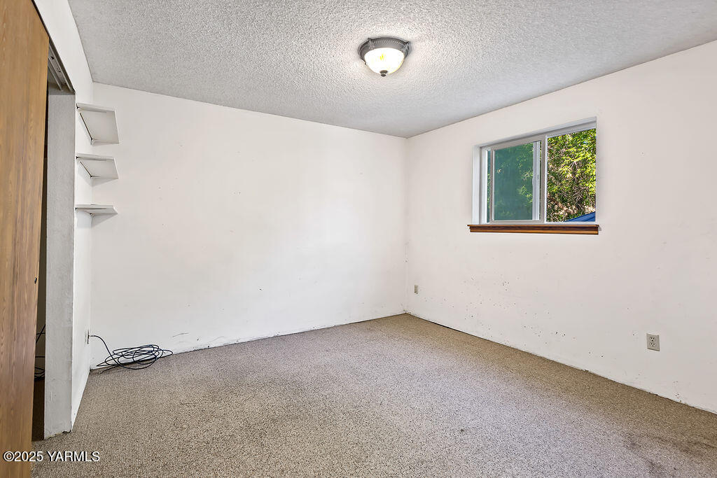 212 Anchor Loop Selah, WA 98942 - Photo 14 of 26 an empty room with a window